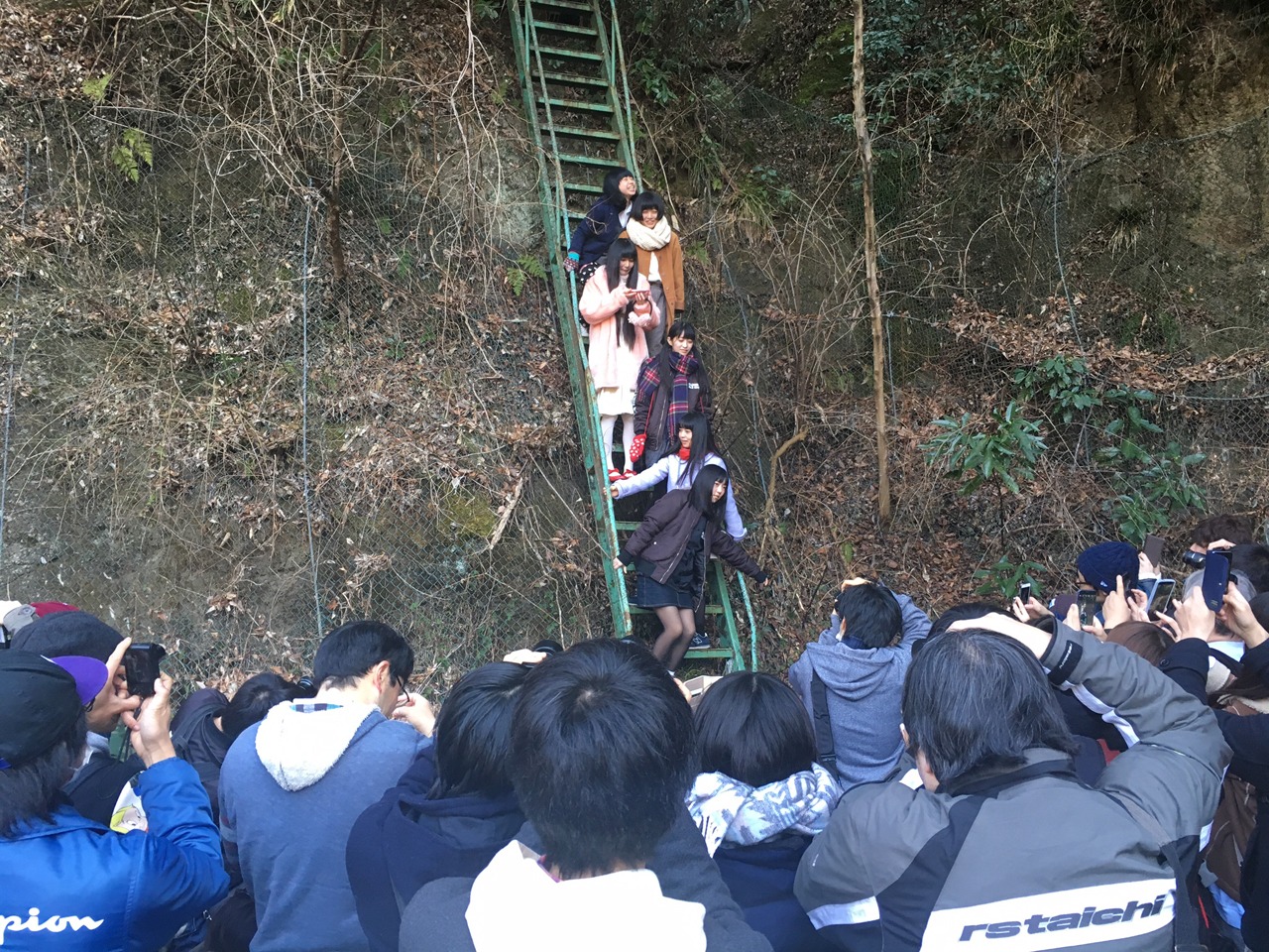 「ワンマンQ反省オフ会」でアルバムジャケット写真撮影地をめぐるメンバーとファン。（写真提供：AqbiRec）