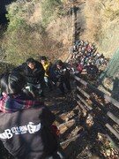「ワンマンQ反省オフ会」でアルバムジャケット写真撮影地をめぐるメンバーとファン。(写真提供:AqbiRec)