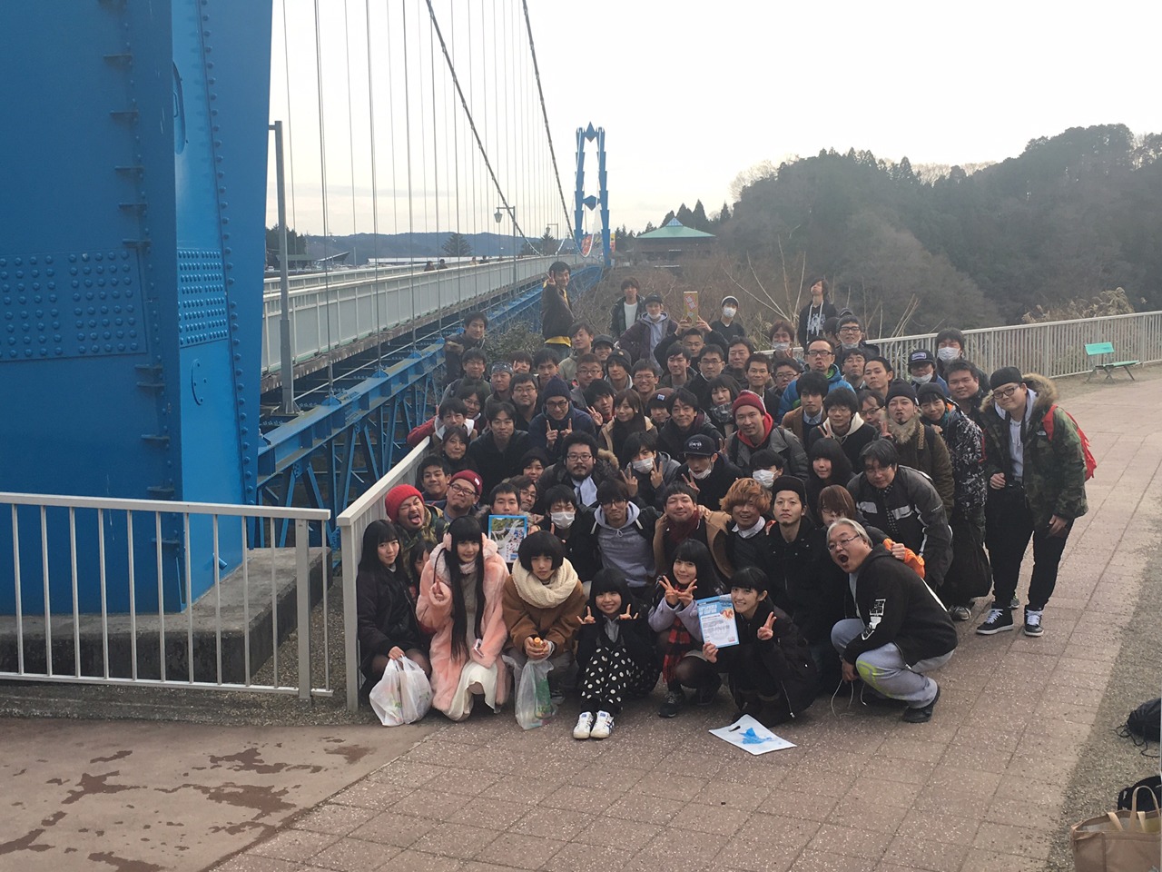橋のたもとで記念撮影するメンバーとファン。（写真提供：AqbiRec）