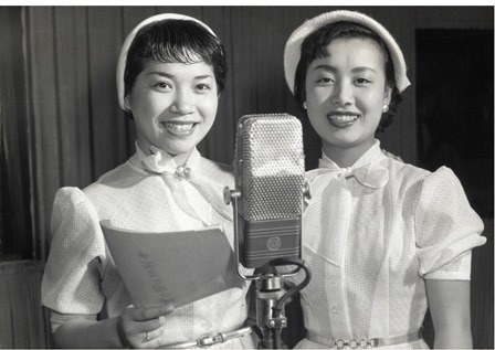 1954年に撮影された江利チエミ（左）と美空ひばり（右）。（写真提供：TBS）