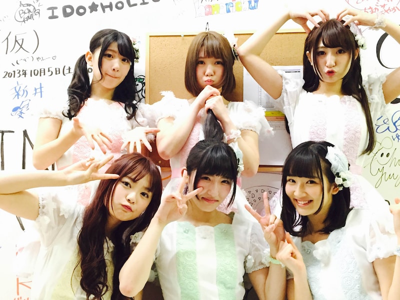 新体制での初パフォーマンスを行ったpalet。写真下段中央が一ノ瀬りと、下段右が小磯陽香。（写真提供：プラチナム・パスポート）