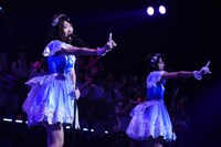 左から柏木由紀、北原里英。(c)AKS