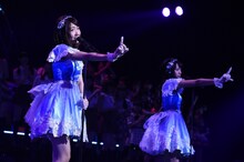 左から柏木由紀、北原里英。(c)AKS