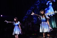 左から柏木由紀、北原里英。(c)AKS