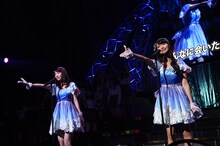 左から柏木由紀、北原里英。(c)AKS