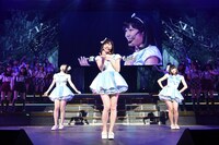 左から岩田華怜、渡辺麻友、横山由依。(c)AKS