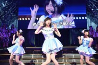 左から岩田華怜、渡辺麻友、横山由依。(c)AKS