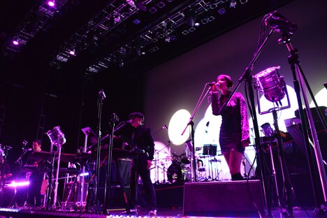 水原佑果をゲストボーカルに迎えて「Luv Pandemic」を演奏するMETAFIVE。(Photo by SATOMI YAMAUCHI)