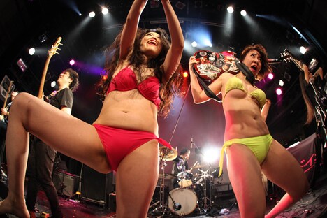 ベッド・イン「ボディコン反逆ナイト ~バブルって117(いいナ▼)の日」の様子。(撮影:弓削ヒズミ)