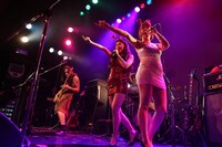 ベッド・イン「ボディコン反逆ナイト ～バブルって117（いいナ▼）の日」の様子。（撮影：弓削ヒズミ）