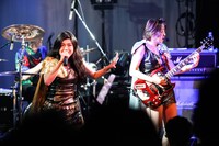 5位は「おマクラ大性功！KenKenそっくりKen子も登場、ベッド・イン2ndワンマン」より、ベッド・イン「ボディコン反逆ナイト ～バブルって117（いいナ▼）の日」の様子。（撮影：弓削ヒズミ）