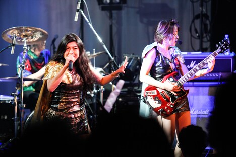 左から益子寺かおり(Vo)、中尊寺まい(Vo, G)。(撮影:弓削ヒズミ)