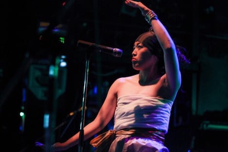 藤波辰爾「マッチョ・ドラゴン」MV風の衣装に身を包んだ益子寺かおり(Vo)。(撮影:弓削ヒズミ)