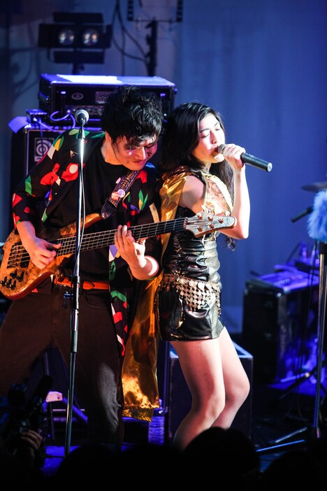 左からアダムタッチ高橋(B)、益子寺かおり(Vo)。(撮影:弓削ヒズミ)