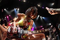 ベッド・イン「ボディコン反逆ナイト ～バブルって117（いいナ▼）の日」の様子。（撮影：弓削ヒズミ）