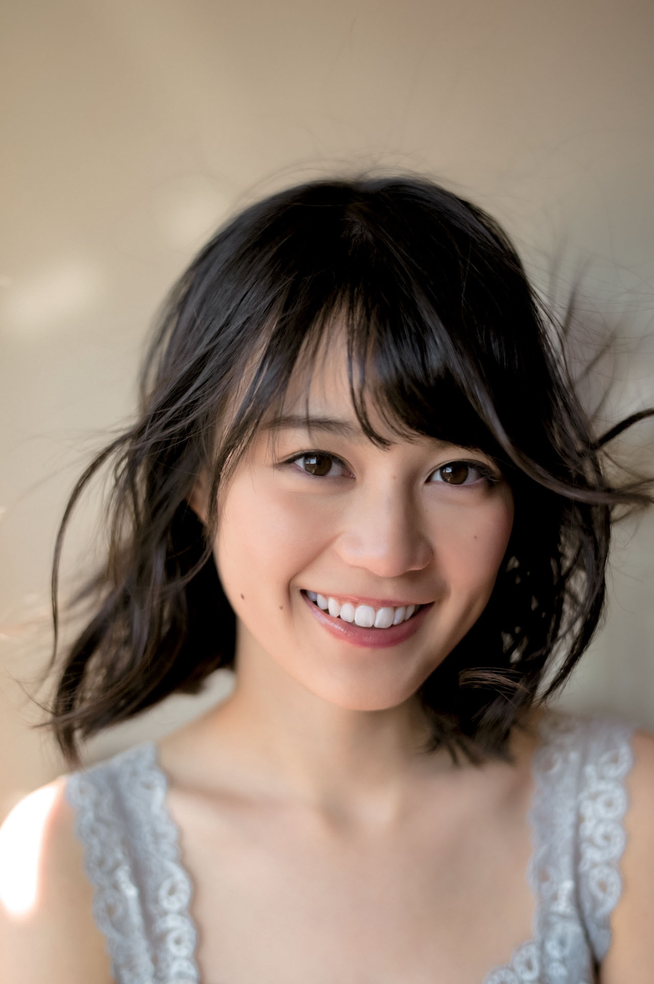 10位は「乃木坂46生田絵梨花『ドイツに生まれてよかった』初写真集に父親登場」より、生田絵梨花「転調」のワンカット。（提供：集英社）