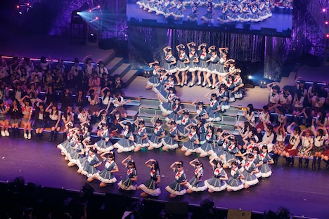 チーム8による「47の素敵な街へ」歌唱の様子。(c)AKS