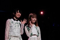 左から横山由依、島崎遥香。(c)AKS