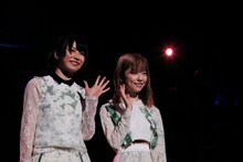 左から横山由依、島崎遥香。(c)AKS