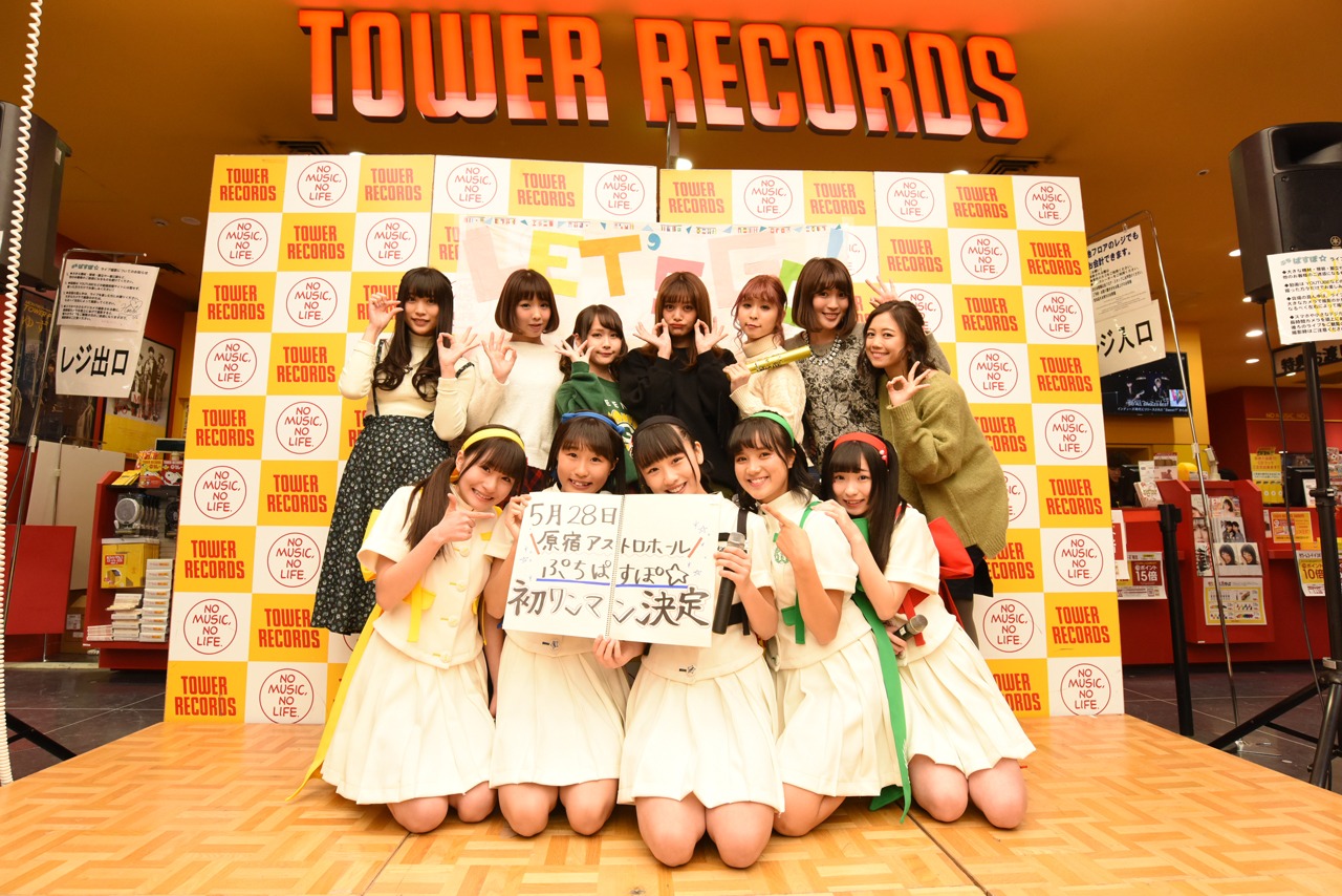 ぷちぱすぽ☆とPASSPO☆による記念撮影の様子。