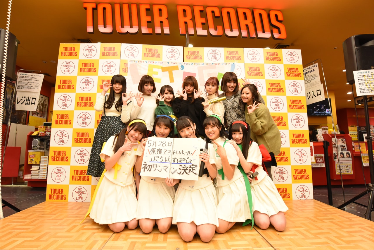 ぷちぱすぽ☆とPASSPO☆による記念撮影の様子。