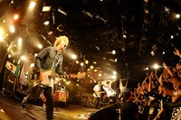 柳沢亮太（G / SUPER BEAVER）がゲスト参加した際のRhythmic Toy Worldのライブの様子。（Photo by MASANORI FUJIKAWA）