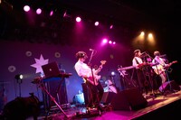 「ツアーはつらいよ ～純情篇～」LIQUIDROOM公演の様子。（撮影：中島未来）