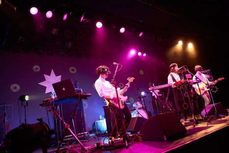 「ツアーはつらいよ ~純情篇~」LIQUIDROOM公演の様子。(撮影:中島未来)