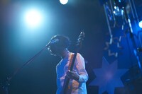 安西卓丸（B, Vo）（撮影：中島未来）