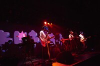 「ツアーはつらいよ ～純情篇～」LIQUIDROOM公演の様子。（撮影：中島未来）