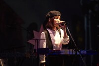 内田万里（Vo, Key）（撮影：中島未来）