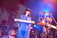 内田万里（Vo, Key）（撮影：中島未来）