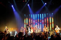 「MAVERICK DC presents DOUBLE HEADLINE TOUR 2016『M.A.D』」埼玉・三郷市文化会館公演の様子。（撮影：今元秀明）