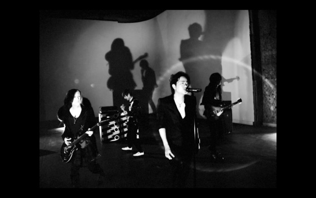 GLAY「Scoop」ミュージックビデオのワンシーン。