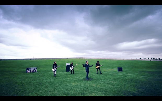 GLAY「Supernova Express 2016」ミュージックビデオのワンシーン。