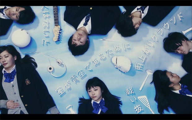 GLAY「空が青空であるために」ミュージックビデオのワンシーン。
