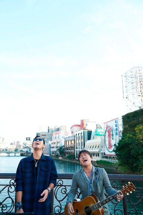 博多でストリートライブをするコブクロ。