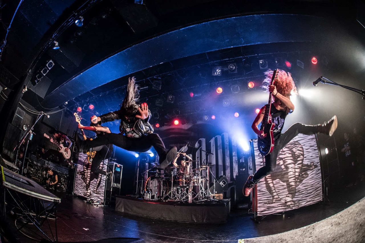 HER NAME IN BLOOD × NOCTURNAL BLOODLUST、轟音の“ブラッド対決”