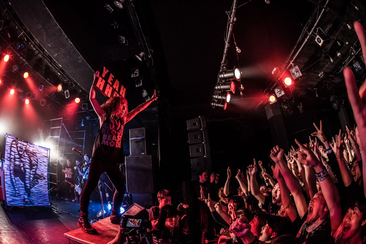 HER NAME IN BLOODのライブの様子。（Photo by Shumpei Kato）