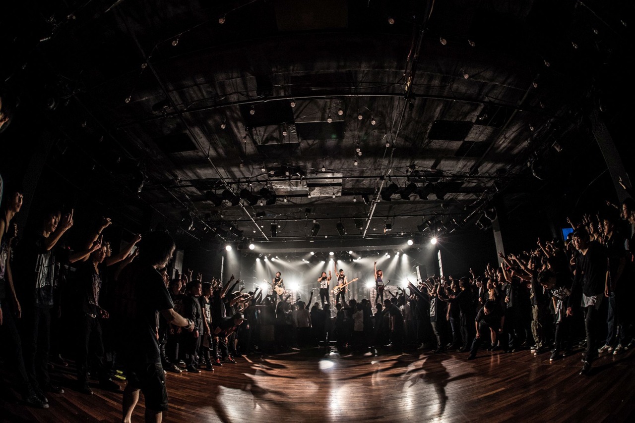 HER NAME IN BLOODのライブの様子。（Photo by Shumpei Kato）