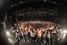 HER NAME IN BLOODとNOCTURNAL BLOODLUSTの記念写真。（Photo by Shumpei Kato）