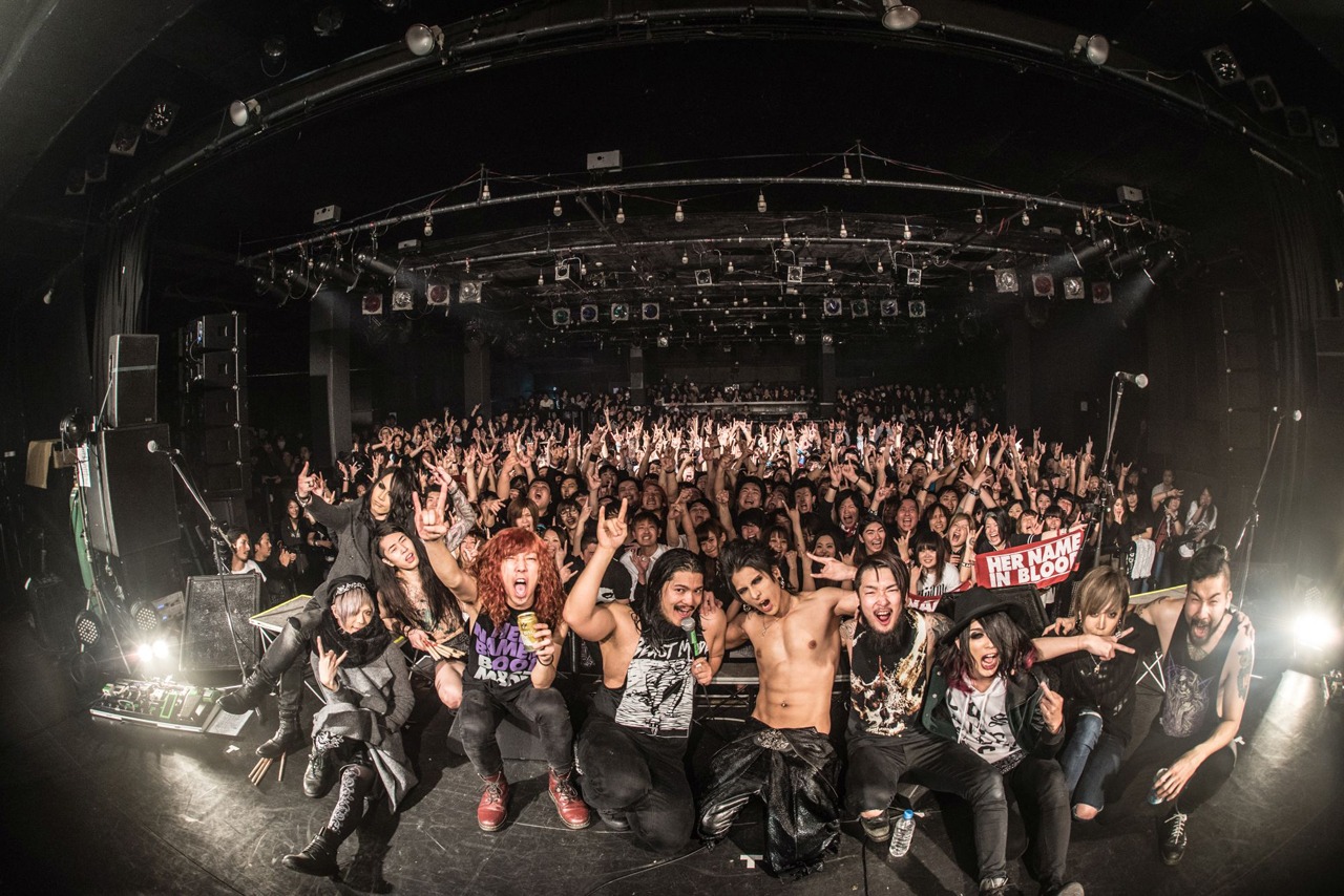 HER NAME IN BLOODとNOCTURNAL BLOODLUSTの記念写真。（Photo by Shumpei Kato）
