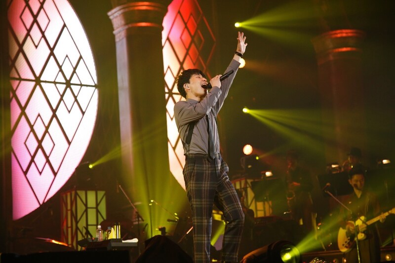 3位は「星野源、大いに歌い踊る!4万人を笑顔にしたSSAワンマン2DAYS」より、「星野源 LIVE TOUR 2016 "YELLOW VOYAGE"」埼玉・さいたまスーパーアリーナ公演の様子。(撮影:五十嵐一晴)