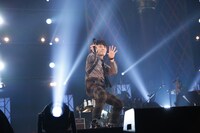 4位は「星野源、大いに歌い踊る！4万人を笑顔にしたSSAワンマン2DAYS」より、「星野源 LIVE TOUR 2016 "YELLOW VOYAGE"」埼玉・さいたまスーパーアリーナ公演の様子。（撮影：五十嵐一晴）