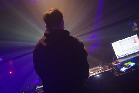 tofubeats （写真提供：ワーナーミュージック・ジャパン）