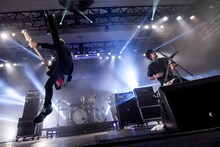 「ポルノ超特急2015」での10-FEETのパフォーマンスの様子。