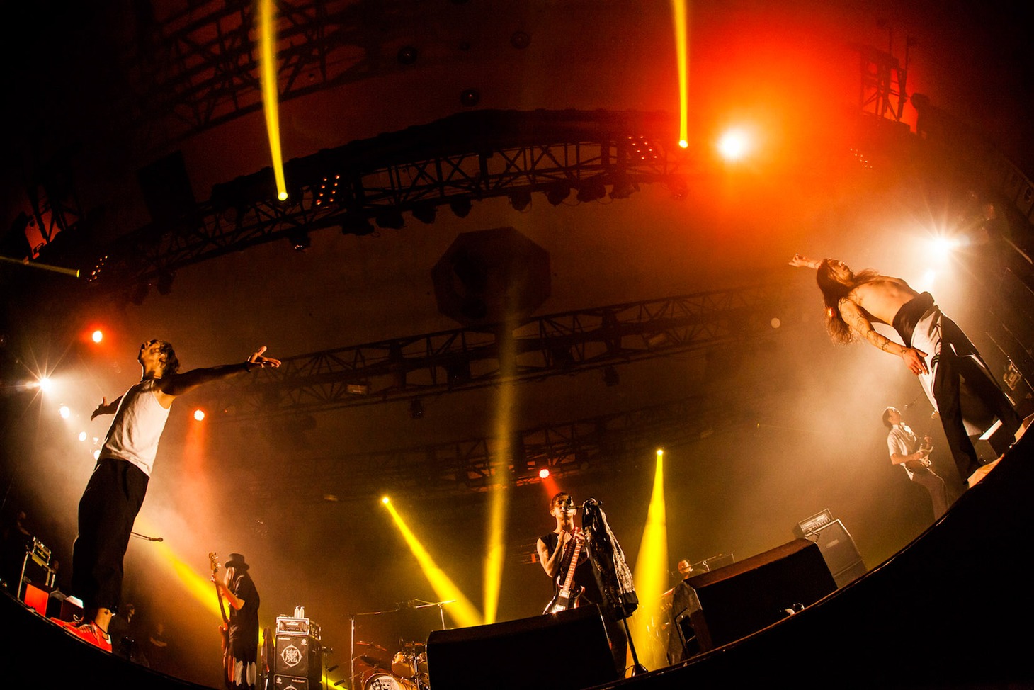 「ポルノ超特急2015」でのDragon Ashのパフォーマンスの様子。