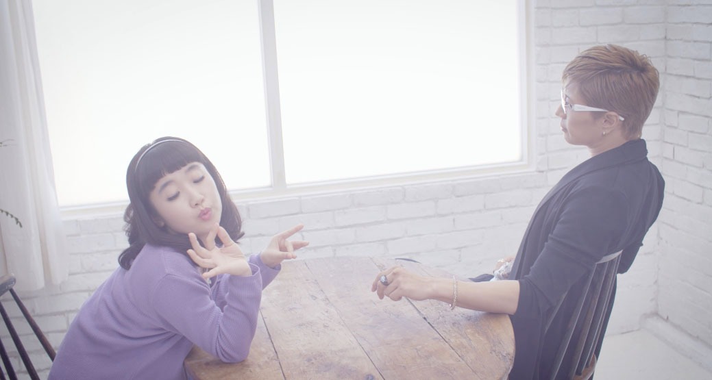 オラクル美容皮膚科のCM「しわで、お悩みのあなたへ：花占い編」のワンシーン。