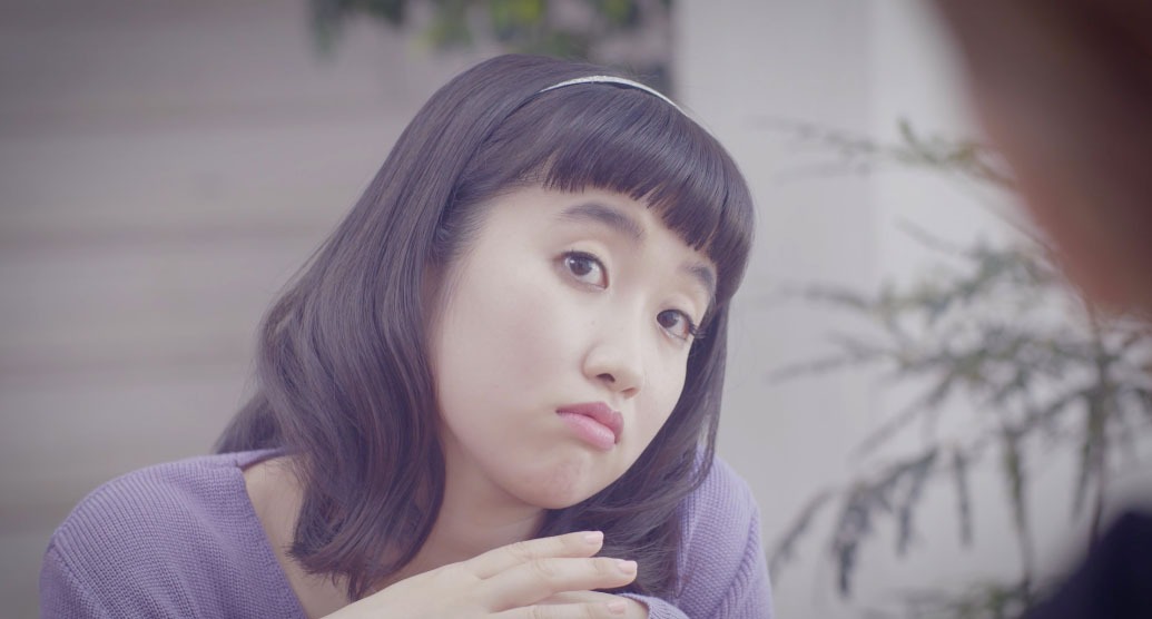 オラクル美容皮膚科のCM「しわで、お悩みのあなたへ：花占い編」のワンシーン。