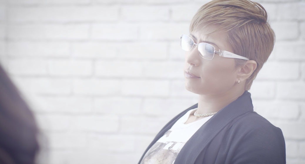 オラクル美容皮膚科のCM「しわで、お悩みのあなたへ：花占い編」のワンシーン。